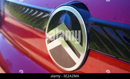 LIONE, FRANCIA - 19 MARZO 2026: Primo piano del nuovo logo Citroen su un'auto elettrica rossa Foto Stock