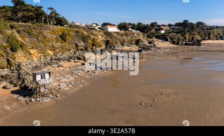 La Bernerie-en-Retz (Francia nord-occidentale): Vista aerea delle reti da immersione sulla spiaggia di Boutinardière con la bassa marea. Vista della costa rocciosa, Foto Stock