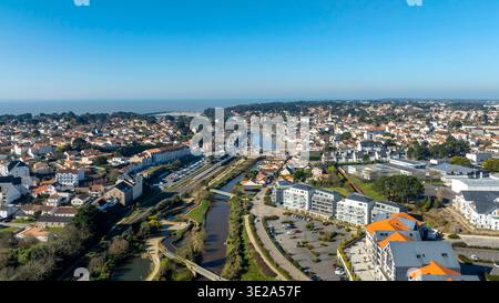 Pornic (Francia nord-occidentale): Vista aerea dal casinò Partouche verso il porto e l'oceano, con la città, il canale Haute-Perche, le case e. Foto Stock