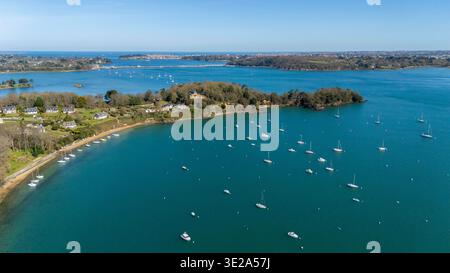 Pleurtuit (Bretagna, Francia nordoccidentale): Veduta aerea del promontorio "pointe de Cancaval" e della valle del Rance. Barche all'ancora, edifici lungo il co Foto Stock