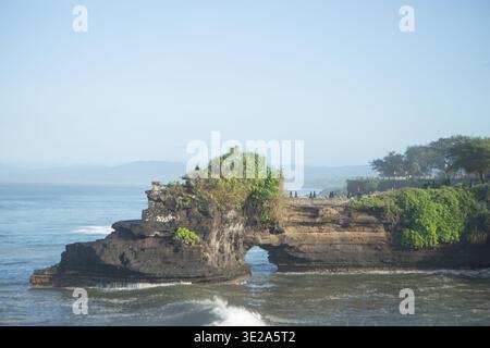 TABANAN, BALI, INDONESIA - 19 MARZO 2026: Una vista generale dell'iconico tempio Tanah Lot a Tabanan, Bali. Come una delle temperature marine più sacre dell'isola Foto Stock