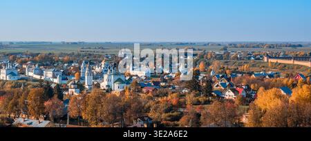 Vista autunnale della città di Suzdal dal campanile Foto Stock