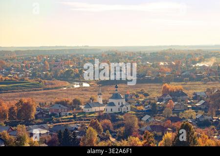 Vista autunnale della città di Suzdal dal campanile Foto Stock
