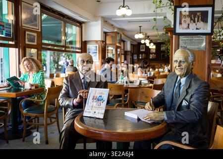 Argentina, Buenos Aires: La Biela Café nel quartiere Recoleta. La Biela è un caffè leggendario a Buenos Aires, dove hanno le celebrità del paese Foto Stock