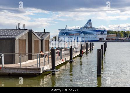 Una foto di una nave da crociera della Silja Line attraccata al porto sud di Helsinki, con la piscina Allas sulla sinistra. Foto Stock