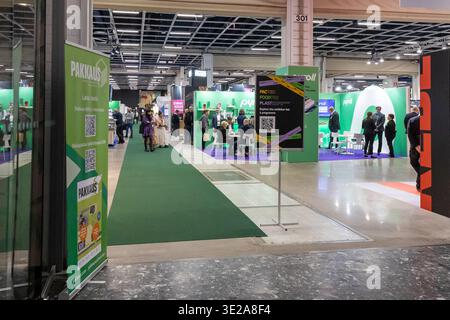 Helsinki, Finlandia - 11 marzo 2026: Un'ampia ripresa della fiera PacTec, FoodTec e PlastExpo Nordic di Helsinki, con la partecipazione di vari corp Foto Stock