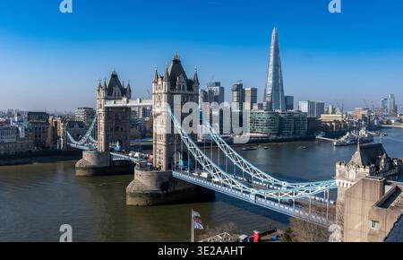 Tower Bridge con The Shard e HMS Belfast sullo sfondo Foto Stock
