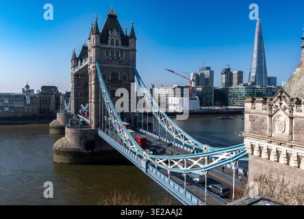 Tower Bridge con The Shard e HMS Belfast sullo sfondo Foto Stock