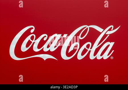 Milano, Lombardia, Italia - venerdì 13 2026: Logo della Coca Cola con scritta bianca su sfondo rosso vivace Foto Stock