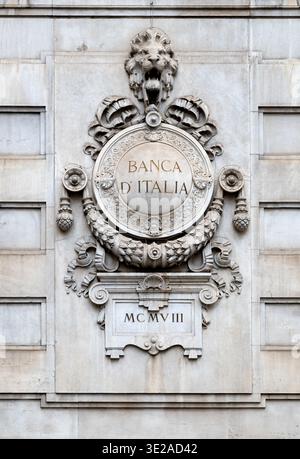 Milano, Lombardia, Italia - venerdì 13 2026: Emblema della Banca d'Italia con numeri romani e leone scolpiti nella facciata dell'edificio Foto Stock