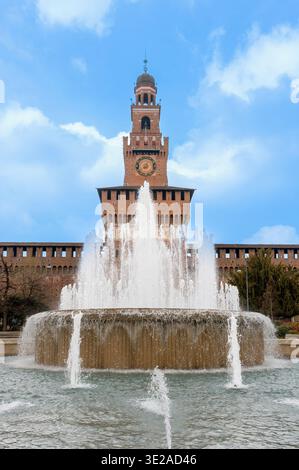 Milano, Lombardia, Italia - venerdì 13, 2026: Iconico monumento del Castello Sforzesco con la Torre del Filarete e una fontana Foto Stock