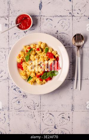Pasta ripiena italiana. Sacсhettini pasta in un piatto con salsa di pomodoro. Foto Stock
