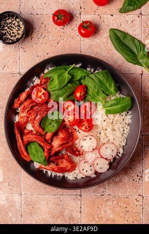 Ciotola con carne di soia fritta vegana e verdure servite con riso bollito. Cibo dietetico sano e delizioso. Foto Stock
