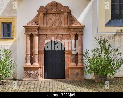 Castello di Colditz: Magnifico portale rinascimentale realizzato in porfido rosso Rochlitz nel cortile dello storico castello residenziale sassone Foto Stock