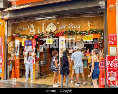 San Juan, Porto Rico - 16 gennaio 2026: Clienti in attesa di essere serviti in uno dei bar della città vecchia di San Juan Foto Stock