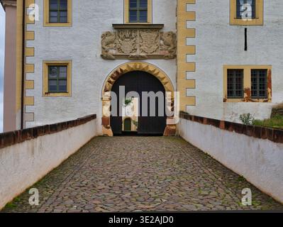 Castello di Colditz: Il magnifico portale principale rinascimentale con stemma sassone e accesso acciottolato all'area dell'ex campo Oflag IV-C della seconda guerra mondiale Foto Stock