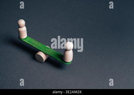 Immagine concettuale di due figure di legno su un'alveare equilibrata che rappresenta la tensione negoziale e il fragile accordo. Metafora visiva per pres strategici Foto Stock