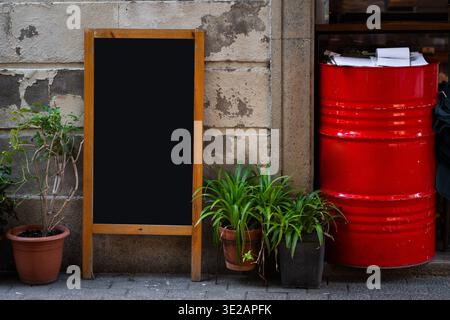 Pannello dei menu vuoto in piedi su una strada della città, pronto per testo personalizzato Foto Stock