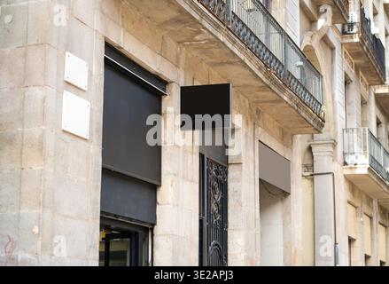 Cartello quadrato nero vuoto che offre spazio per i testi per i mock-up di branding Foto Stock