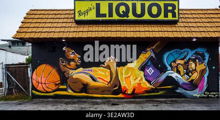 Kobe Bryant Mural al Reggies Liquor Store a South Los Angeles di @la conecta e @aragon sheetmetal ART Foto Stock