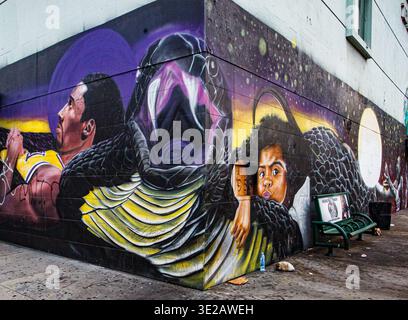 "Murale di Street art raffigurante Kobe Bryant e la figlia Gianna 'Gigi' Bryant intrecciati con un serpente nero mamba, con una panchina commemorativa sotto, Los Angeles, Foto Stock