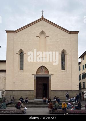 Chiesa di Sant'Ambrogio, Chiesa di Sant'Ambrogio. Firenze, Italia. Chiesa in stile romanico con persone che si rilassano a pochi passi dall'esterno. Foto Stock