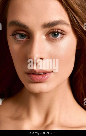 Una splendida giovane donna irradia eleganza e fascino con la sua presenza elegante e graziosa. Foto Stock