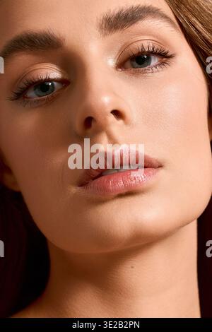 Una splendida giovane donna irradia eleganza e fascino con il suo stile e la sua bellezza chic. Foto Stock