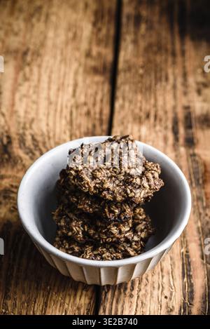 Cibo, biscotti con farinata d'avena alla banana e cioccolata spalmata nel recipiente Foto Stock