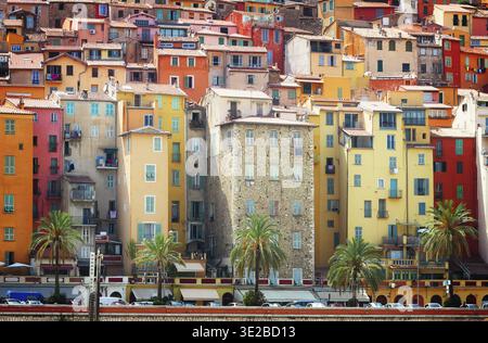 Facciate delle case colorate della città vecchia di Mentone, Francia, dai toni retrò Foto Stock