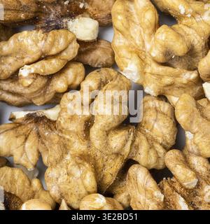 Sfondo quadrato del cibo - noci sgusciate da vicino Foto Stock
