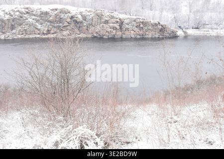 Zaporizhzhia, Ucraina. Bellissimo inverno sull'isola di Khortytsia. Fiume Dnipro, scogliere, sponda innevata del fiume, vista panoramica. Foto Stock