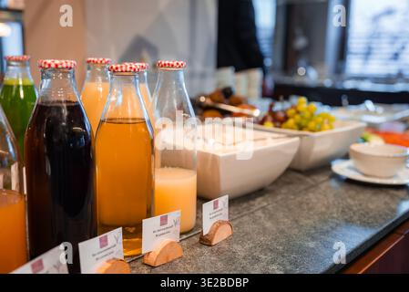 Colazione a buffet con bottiglie di succo di bicchiere e pasticcini a Oberlech Foto Stock