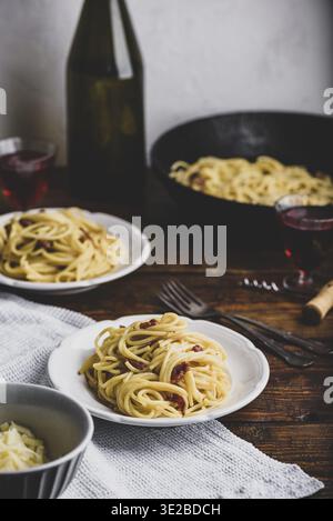 Cibo, la classica pasta alla carbonara Homamade su piatto bianco Foto Stock