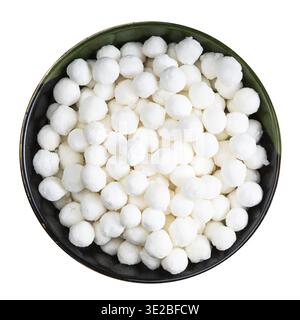 Vista dall'alto delle perle di tapioca grezze in una ciotola rotonda isolata su sfondo bianco Foto Stock