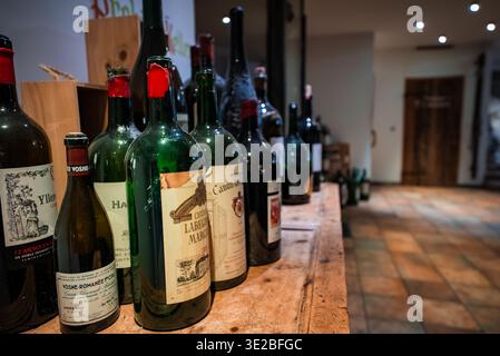 Bottiglie di vino su legno consumato in una cantina di Lodge alpino, Oberlech Foto Stock