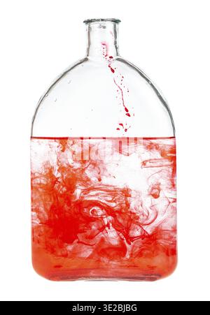 Il colorante rosso si dissolve in acqua in un matraccio di vetro isolato su sfondo bianco Foto Stock