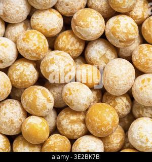 Fondo quadrato - piselli gialli interi secchi crudi da vicino Foto Stock