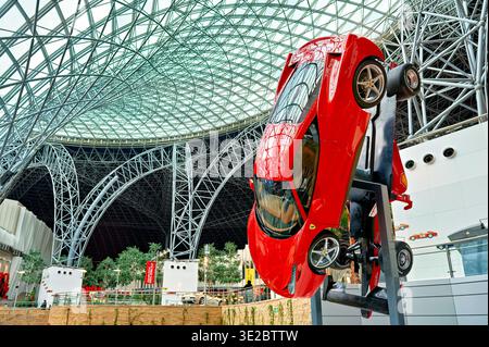 Gli ospiti esplorano il Ferrari World ad Abu Dhabi, godendosi giostre e attrazioni con esperienze a tema Ferrari e mostre all'interno. Foto Stock