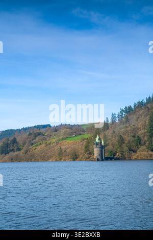 Il lago Vyrnwy e la storica torre vittoriana in orientamento verticale Foto Stock