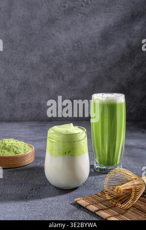 Tè Matcha. Latte matcha con tè verde freddo in vetro. Dalgona di tè verde, tè grean montato con latte. Sana bevanda vegana, primo piano Foto Stock