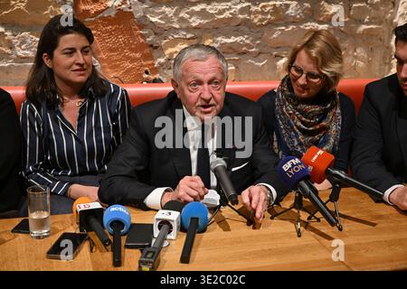 Lione, Francia. 19 marzo 2026. Jean Michel Aulas, candidato alle elezioni comunali di Lione, si rivolge agli elettori di un bar in Place des Terreaux prima di assistere alla partita di calcio OL vs Vigo a Lione, in Francia, il 19 marzo 2026. Foto di Julien Reynaud/APS-Medias/ABACAPRESS.COM credito: Abaca Press/Alamy Live News Foto Stock