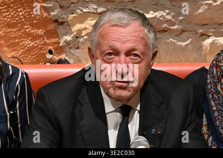 Lione, Francia. 19 marzo 2026. Jean Michel Aulas, candidato alle elezioni comunali di Lione, si rivolge agli elettori di un bar in Place des Terreaux prima di assistere alla partita di calcio OL vs Vigo a Lione, in Francia, il 19 marzo 2026. Foto di Julien Reynaud/APS-Medias/ABACAPRESS.COM credito: Abaca Press/Alamy Live News Foto Stock