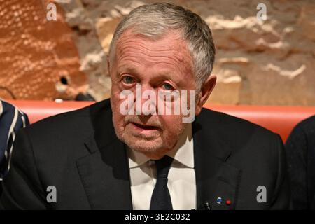 Lione, Francia. 19 marzo 2026. Jean Michel Aulas, candidato alle elezioni comunali di Lione, si rivolge agli elettori di un bar in Place des Terreaux prima di assistere alla partita di calcio OL vs Vigo a Lione, in Francia, il 19 marzo 2026. Foto di Julien Reynaud/APS-Medias/ABACAPRESS.COM credito: Abaca Press/Alamy Live News Foto Stock