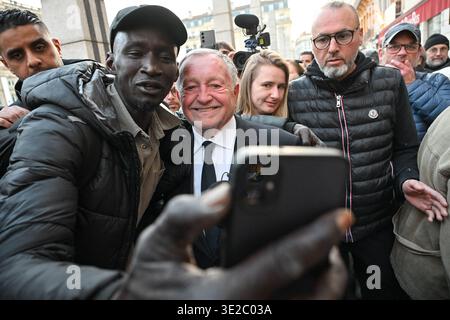 Lione, Francia. 19 marzo 2026. Jean Michel Aulas, candidato alle elezioni comunali di Lione, si rivolge agli elettori di un bar in Place des Terreaux prima di assistere alla partita di calcio OL vs Vigo a Lione, in Francia, il 19 marzo 2026. Foto di Julien Reynaud/APS-Medias/ABACAPRESS.COM credito: Abaca Press/Alamy Live News Foto Stock