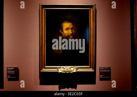 Mostra VASARI E ROMA ROMA, ITALIA - 19 MARZO: Il dialogo tra Giorgio Vasari 1511 1574 e la città Eterna prende vita nei Musei Capitolini con la mostra Vasari e Roma, una mostra che celebra il maestro aretino come figura centrale del panorama culturale romano. Sono esposte oltre settanta opere, tra cui disegni, stampe, incisioni, lettere, medaglie, sculture e dipinti, tra cui sedici autografi insieme a sette disegni dal 20 marzo al 19 luglio 2026, Palazzo Caffarelli. Nella foto: Jacopino del Conte attrib. 1515 ca. - 1598 Ritratto di Michelangelo Buonarro Foto Stock
