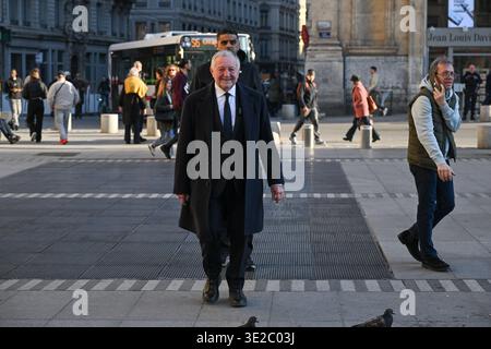 Lione, Francia. 19 marzo 2026. Jean Michel Aulas, candidato alle elezioni comunali di Lione, si rivolge agli elettori di un bar in Place des Terreaux prima di assistere alla partita di calcio OL vs Vigo a Lione, in Francia, il 19 marzo 2026. Foto di Julien Reynaud/APS-Medias/ABACAPRESS.COM credito: Abaca Press/Alamy Live News Foto Stock