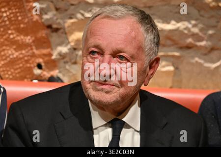 Lione, Francia. 19 marzo 2026. Jean Michel Aulas, candidato alle elezioni comunali di Lione, si rivolge agli elettori di un bar in Place des Terreaux prima di assistere alla partita di calcio OL vs Vigo a Lione, in Francia, il 19 marzo 2026. Foto di Julien Reynaud/APS-Medias/ABACAPRESS.COM credito: Abaca Press/Alamy Live News Foto Stock