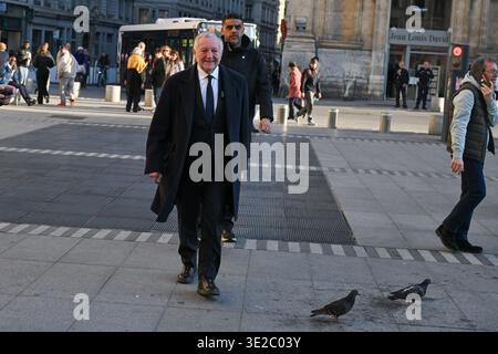 Lione, Francia. 19 marzo 2026. Jean Michel Aulas, candidato alle elezioni comunali di Lione, si rivolge agli elettori di un bar in Place des Terreaux prima di assistere alla partita di calcio OL vs Vigo a Lione, in Francia, il 19 marzo 2026. Foto di Julien Reynaud/APS-Medias/ABACAPRESS.COM credito: Abaca Press/Alamy Live News Foto Stock
