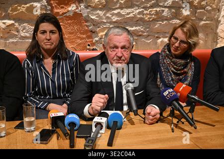 Lione, Francia. 19 marzo 2026. Jean Michel Aulas, candidato alle elezioni comunali di Lione, si rivolge agli elettori di un bar in Place des Terreaux prima di assistere alla partita di calcio OL vs Vigo a Lione, in Francia, il 19 marzo 2026. Foto di Julien Reynaud/APS-Medias/ABACAPRESS.COM credito: Abaca Press/Alamy Live News Foto Stock